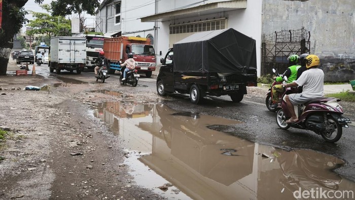 Kondisi jalan rusak di ruas Tanjung Anom, Kecamatan Baki, Kabupaten Sukoharjo, Rabu (22/1/2025).