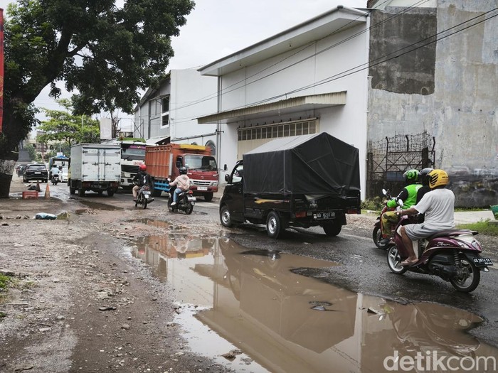 Kondisi jalan rusak di ruas Tanjung Anom, Kecamatan Baki, Kabupaten Sukoharjo, Rabu (22/1/2025).