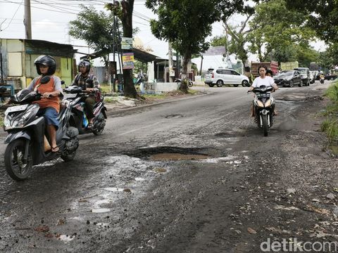 Kondisi jalan rusak di ruas Tanjung Anom, Kecamatan Baki, Kabupaten Sukoharjo, Rabu (22/1/2025).