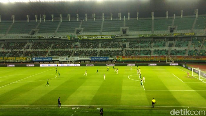 Laga Persebaya vs Persita di Stadion Gelora Bung Tomo Surabaya