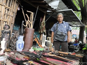 Cerita Icharuban Puluhan Tahun Jualan Barang Antik di Cirebon