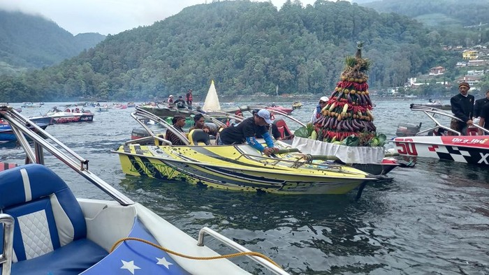 larung tumpeng di Telaga Sarangan dipadati ribuan pengunjung