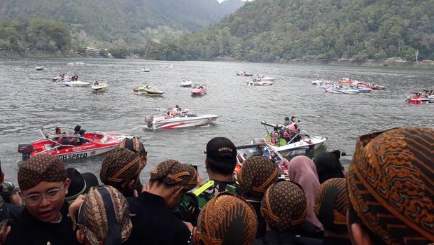 larung tumpeng di Telaga Sarangan dipadati ribuan pengunjung