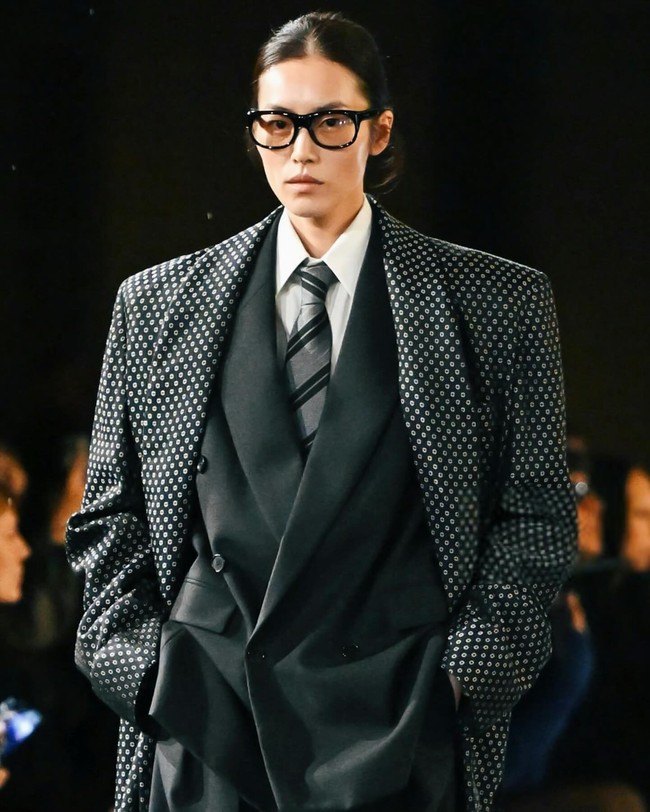 Dalam daftar, wanita yang pernah dijodohkan dengan Siwon Super Junior dalam acara ‘We Got Married’ tersebut disandingkan dengan supermodel dunia lain, seperti Naomi Champbell, Kendall Jenner, Cara Delevingne, Cindy Crawford hingga Gisele Bundchen. Foto: Instagram @liuwenlw