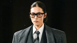Potret Cantik Liu Wen, Supermodel Asia dengan Wajah Mendekati Sempurna
