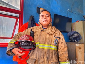 Cerita Lukman Berjibaku Padamkan Kebakaran Pabrik di Bandung