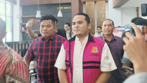 Mantan Direktur PT Tripat Lombok Barat, Lalu Azril Sopandi, saat digiring menuju mobil tahanan seusai ditetapkan sebagai tersangka oleh Kejati NTB, Jumat (31/1/2025). (Edi Suryansyah/detikBali)