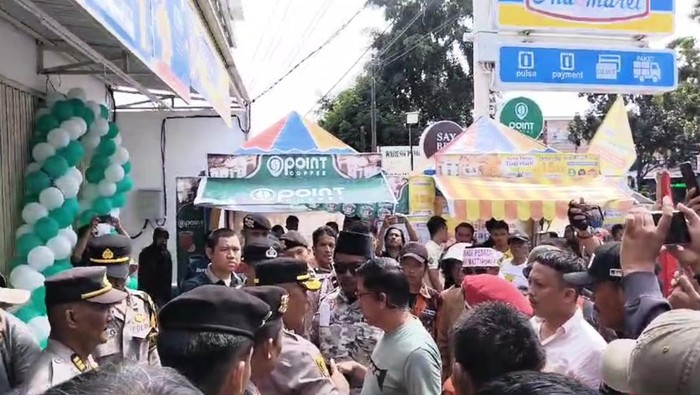 Massa menggelar demonstrasi menolak kehadiran Indomaret di Barru.