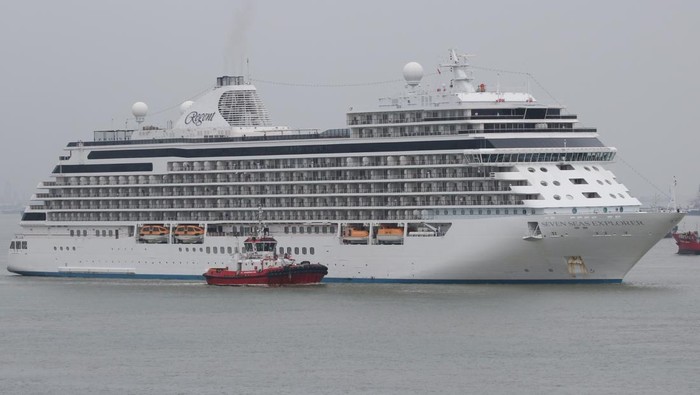 Warga memotret kapal pesiar Seven Seas Explorer yang bersiap sandar di Dermaga Jamrud Utara, Pelabuhan Tanjung Perak, Surabaya, Jawa Timur, Jumat (31/1/2025). Kapal pesiar berbendera Marshall Islands (Republik Kepulauan Marshall) itu membawa 635 penumpang dari berbagai negara untuk berkunjung di sejumlah tempat wisata di Surabaya. ANTARA FOTO/Didik Suhartono/nz