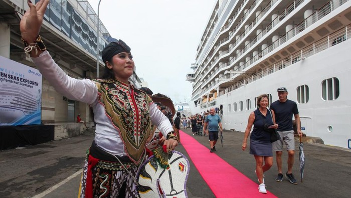 Megahnya Kapal Pesiar Seven Seas Explorer Singgah di Surabaya Warga memotret kapal pesiar Seven Seas Explorer yang bersiap sandar di Dermaga Jamrud Utara, Pelabuhan Tanjung Perak, Surabaya, Jawa Timur, Jumat (31/1/2025). Kapal pesiar berbendera Marshall Islands (Republik Kepulauan Marshall) itu membawa 635 penumpang dari berbagai negara untuk berkunjung di sejumlah tempat wisata di Surabaya. ANTARA FOTO/Didik Suhartono/nz