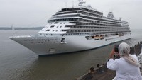 Warga memotret kapal pesiar Seven Seas Explorer yang bersiap sandar di Dermaga Jamrud Utara, Pelabuhan Tanjung Perak, Surabaya, Jawa Timur, Jumat (31/1/2025).