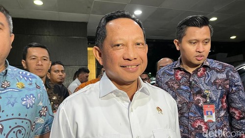 Mendagri Tito Karnavian menemui Ketua MK Suhartoyo dan Wakil Ketua MK Saldi Isra. Tito meminta MK mengunggah salinan putusan dismissal sesegera mungkin. (Anggi M/detikcom)