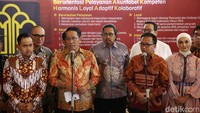 Menkum Supratman dan Ketua Dewan Koperasi Nasional (Dekopin) Bambang Haryadi memberikan keterangan pers di Kantor Kemenkum, Jakarta Selatan, Jumat (31/1/2025).