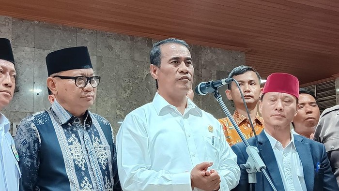 Menteri Pertanian dan Petani Singkong