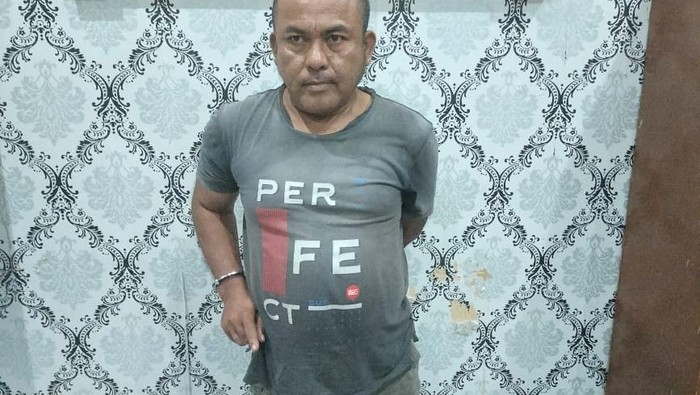 MS (49) saat diamankan jajaran Polres Pariaman