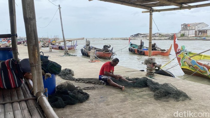 Para nelayan di Tambak Lorok, Kelurahan Tanjung Mas, Kecamatan Semarang Utara, Kota Semarang tak bisa melaut, Jumat (31/1/2025).