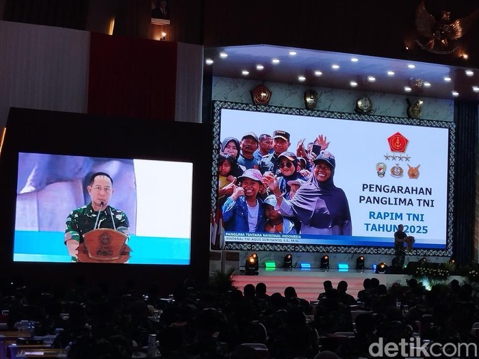 Panglima TNI Jenderal Agus Subiyanto memimpin Rapim TNI di GOR Ahmad Yani, Mabes TNI, Cilangkap, Jakarta Timur, Jumat (31/1/2025). Foto: Fawdi/detikcom.