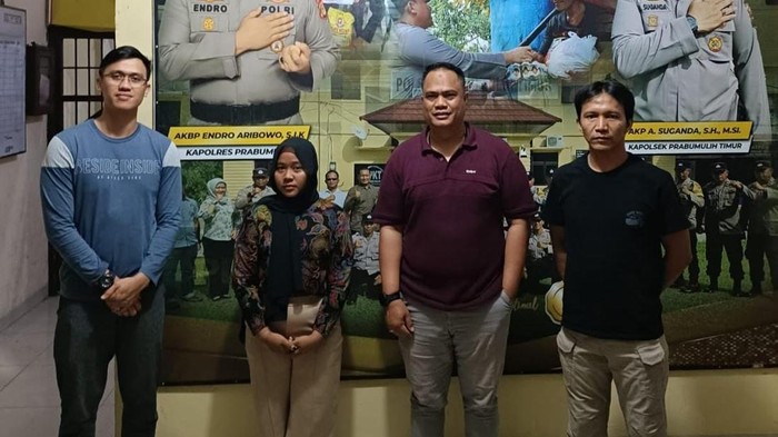 Pelaku penipuan penjualan HP di Prabumulih saat diamankan polisi.