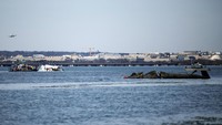 Pesawat penumpang dan helikopter militer Amerika Serikat (AS) Black Hawk itu nyemplung ke Sungai Potomac di Washington.