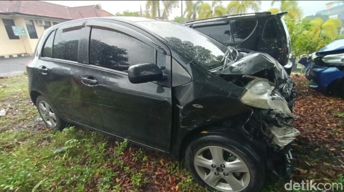 Penampakan Yaris yang tabrak sejumlah kendaraan saat mengisi bahan bakar di SPBU Gejayan, Depok, Sleman, Jumat (31/1/2025)