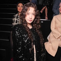 “Bajunya… tapi Yoona sangat cantik 😭” “Ada apa dengan bajunya?” “Kenapa rasanya seperti ketinggalan jaman? 😭” komentar sejumlah netizen di forum komunitas Korea. Foto: dok. Getty Images