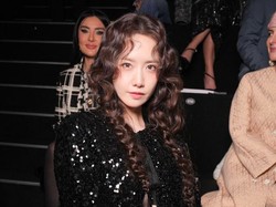 7 Foto Yoona Bak Boneka di Paris Fashion Week 2025, Bajunya Jadi Sorotan