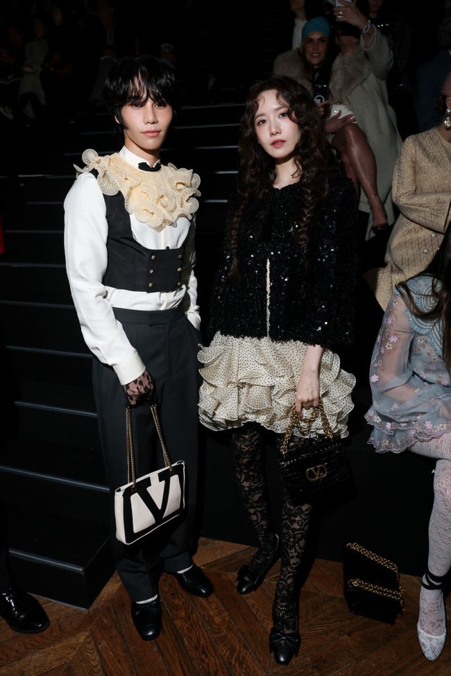 Dalam kesempatan itu, Yoona tampak berfoto dengan aktor dan penyanyi Thailand, Jeff Satur yang menjadi brand ambassador pertama Valentino dari negara asalnya. Foto: dok. Getty Images