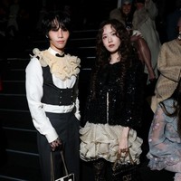 Dalam kesempatan itu, Yoona tampak berfoto dengan aktor dan penyanyi Thailand, Jeff Satur yang menjadi brand ambassador pertama Valentino dari negara asalnya. Foto: dok. Getty Images