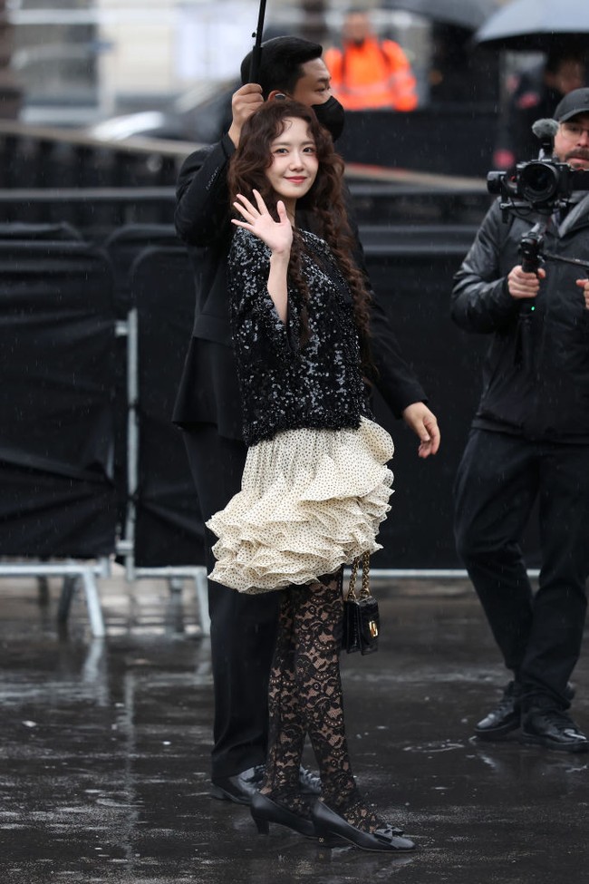 Yoona SNSD terbang ke Paris untuk menghadiri peragaan busana Valentino pada Rabu (29/1/2025) waktu setempat. Foto: dok. Getty Images