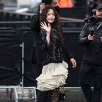 Yoona SNSD terbang ke Paris untuk menghadiri peragaan busana Valentino pada Rabu (29/1/2025) waktu setempat. Foto: dok. Getty Images