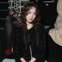 Kini Yoona hadir sebagai tamu istimewa di Valentino Haute Couture Spring-Summer 2025 show. Penampilannya sontak menjadi perbincangan di forum komunitas Korea. Foto: dok. Getty Images