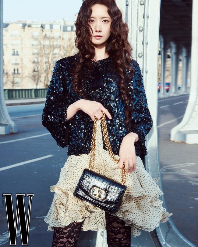 Netizen Korea mengakui visual Yoona SNSD yang selalu terlihat menawan. Namun pilihan busananya dianggap terkesan tua. Foto: dok. W Korea