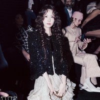 Yoona memakai sequin jacket hitam yang dipadukan dengan ruffle skirt krem bermotif polkadot dan lace tights bermotif floral. Bak boneka hidup, Yoona mencuri perhatian dengan rambutnya yang di-styling curly. Foto: dok. W Korea