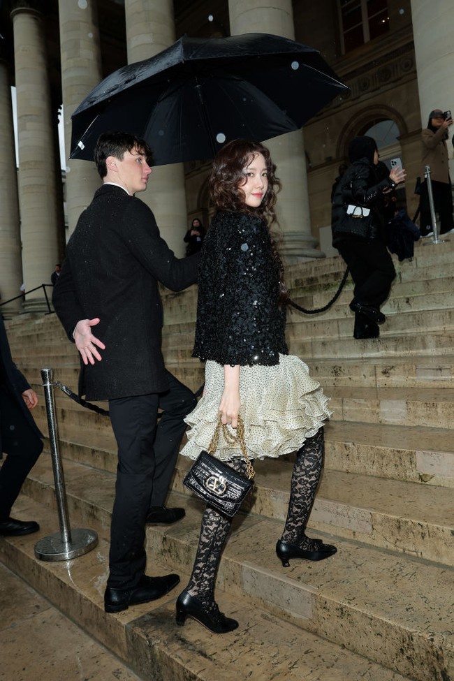 Bintang drama Korea King the Land itu telah didapuk menjadi brand ambassador Valentino pada (16/12/2024). Hal itu ditandai dengan penampilan Yoona sebagai satu-satunya artis Korea yang hadir di Valentino Spring/Summer 2025 show tahun lalu. Foto: dok. Getty Images