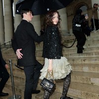 Bintang drama Korea King the Land itu telah didapuk menjadi brand ambassador Valentino pada (16/12/2024). Hal itu ditandai dengan penampilan Yoona sebagai satu-satunya artis Korea yang hadir di Valentino Spring/Summer 2025 show tahun lalu. Foto: dok. Getty Images