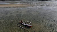 Muatan sedimen dari aliran Sungai Baladente menyebabkan pendangkalan di Pantai Madra.  
