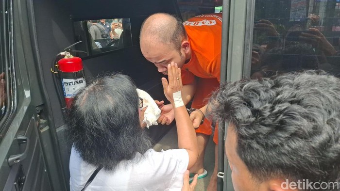 Pengacara Farida Felix bertemu dengan putranya Abraham Michael dalam reka ulang pembunuhan satpam di rumahnya di Lawang Gintung, Kota Bogor, Jumat (31/1/2025) siang.