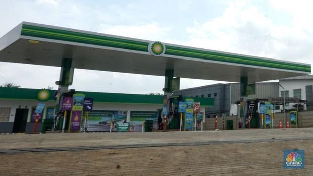 Pengendara motor melintas di area pom bensin British Petroleum (BP) di Ciputat, Jawa Barat, Jumat, (31/1/2025). (CNBC Indonesia/Muhammad Sabki)