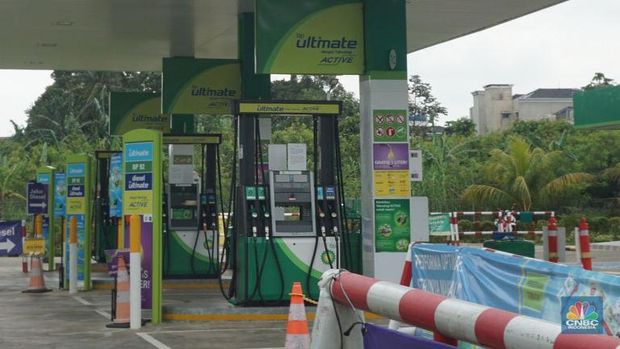 Pengendara motor melintas di area pom bensin British Petroleum (BP) di Ciputat, Jawa Barat, Jumat, (31/1/2025). (CNBC Indonesia/Muhammad Sabki)