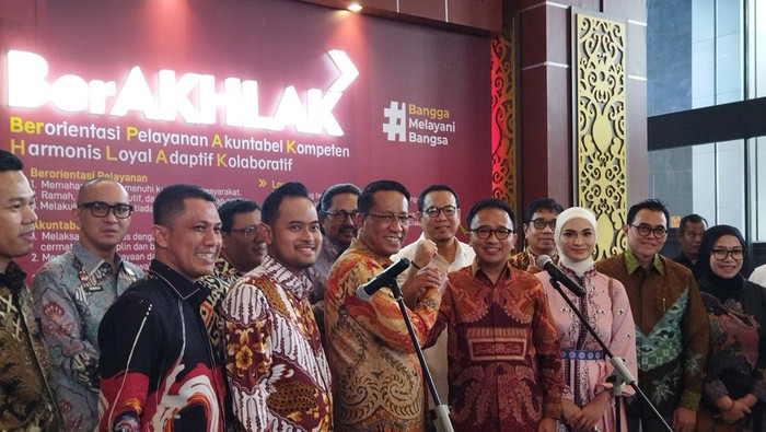 Penyerahan surat kepengrusan Dekopin kepada Ketum, Bambang Haryadi oleh Menkum Supratman