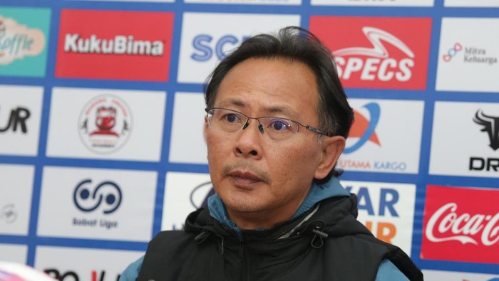 Pelatih Persis Solo Ong Kim Swee, saat konferensi pers di Stadion Gelora Bangkalan, Jumat (31/1/2025).
