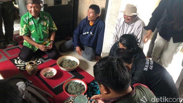 Petani Temukan 5.000 Keping Koin China Kuno di ladang Lereng Bromo Petani Temukan 5.000 Keping Koin China Kuno di ladang Lereng Bromo