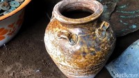 Guci yang berisi koin kuno itu akhirnya diamankan ke rumah petani itu. Dari hasil temuan koin kuno itu menjadi pusat perhatian.