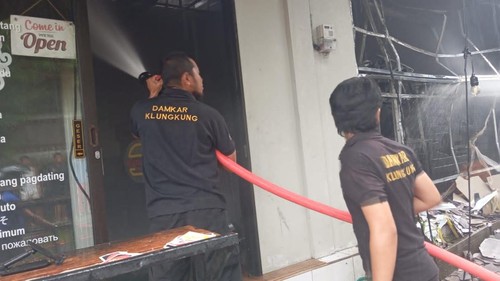 Petugas damkar saat melakukan penanganan kebakaran resto di Semarapura Kelod, Klungkung, Jumat (31/1/2025). (Foto: Dok. Damkar Klungkung)