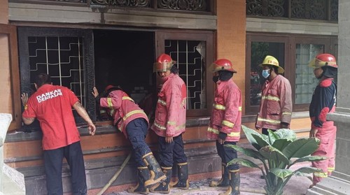 Petugas Dinas Pemadam Kebakaran dan Penyelamat Denpasar menangani kebakaran Ruangan Humas DPRD Bali, Jumat (31/1/2025). (Dok. Dinas Pemadam Kebakaran dan Penyelamat Denpasar)
