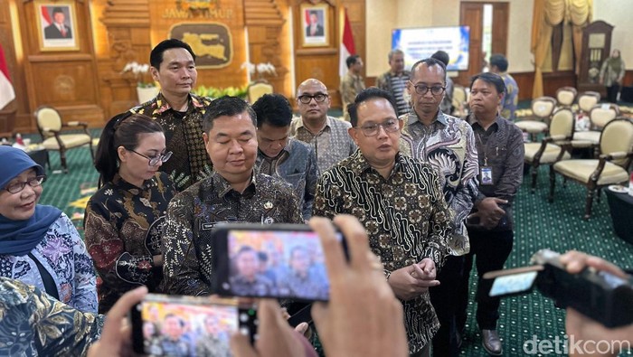PJ Gubernur Jakarta dengan PJ Gubernur Jatim bertemu di Gedung Negara Grahadi.