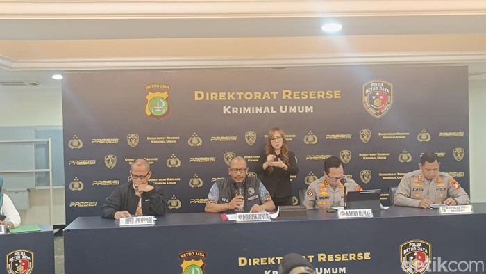 Polda Metro Jaya menggelar konferensi pers terkait kasus guru ngaji yang mencabuli muridnya di Ciledug, Tangerang.