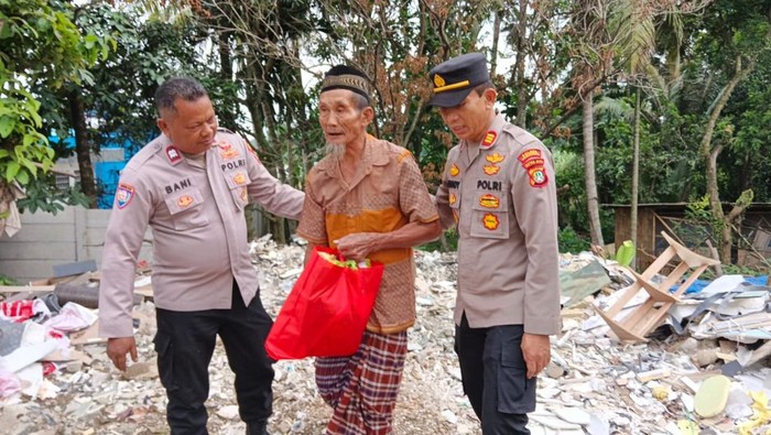 Polisi bantu kakek sebatang kara yang tinggal di gubuk dekat TPA Cisauk