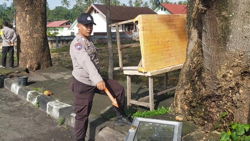 Polisi melakukan olah TKP di lokasi penemuan kotak amal Masjid At-Taqwa, Dusun Terutuk, Desa Wanasaba, Lombok Timur, NTB, yang digondol maling. (Dok. Polres Lombok Timur)