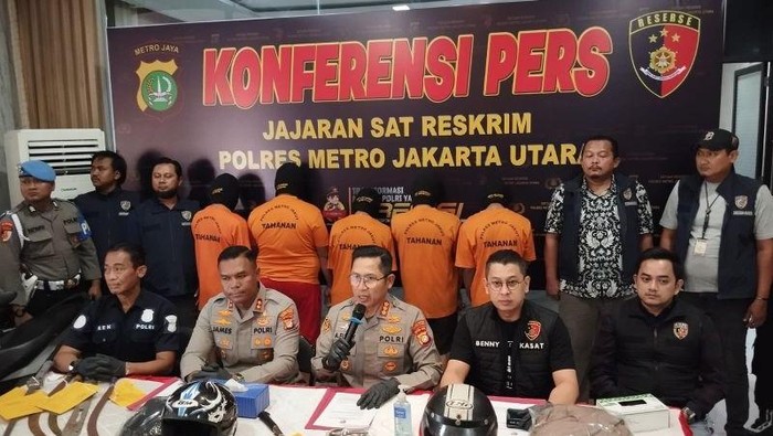Polres Metro Jakarta Utara menangkap lima pelaku begal yang melukai korbannya di Marunda, Cilincing, Jakut (ANTARA/Mario Sofia Nasution)